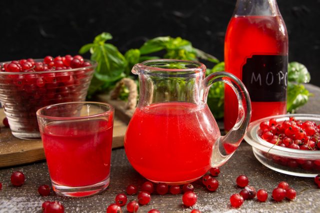 Витаминный морс из красной смородины