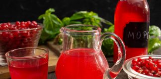 Витаминный морс из красной смородины