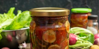 Вкусный салат из огурцов на зиму в заливке из томатного соуса