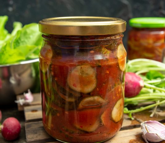 Вкусный салат из огурцов на зиму в заливке из томатного соуса