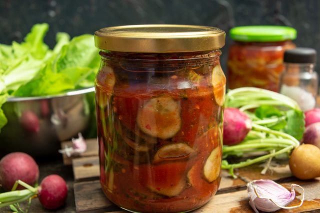 Вкусный салат из огурцов на зиму в заливке из томатного соуса