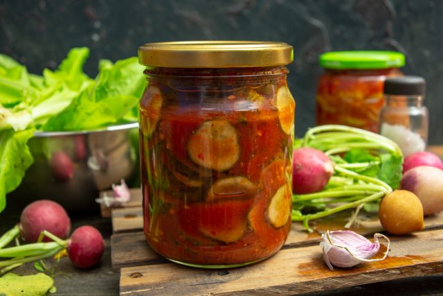 Вкусный салат из огурцов на зиму в заливке из томатного соуса