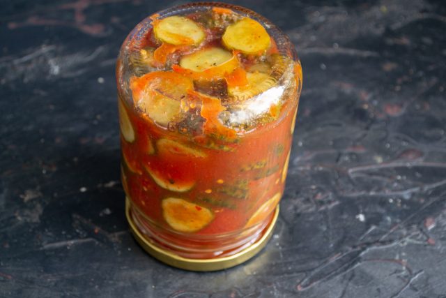 Вкусный салат из огурцов на зиму в заливке из томатного соуса готов