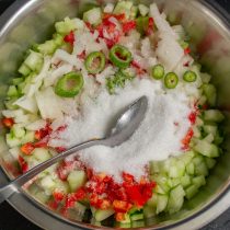 Насыпаем сахарный песок и соль