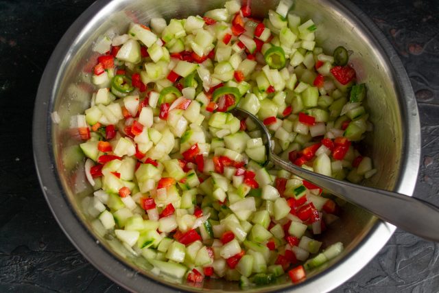 Хорошо перемешиваем овощи с сахаром и солью