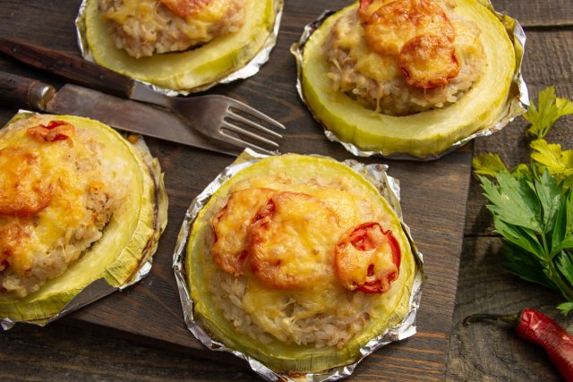 Фаршированные кабачки с рисом и фаршем в духовке Фаршированные кабачки с рисом и фаршем в духовке