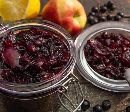 Густое варенье из черной рябины с яблоками и лимоном