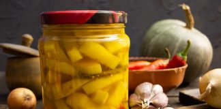 Хрустящие маринованные кабачки с куркумой на зиму