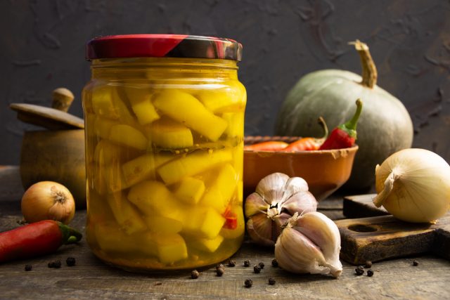 Хрустящие маринованные кабачки с куркумой на зиму