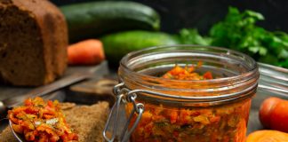 Кабачковая икра на зиму с кусочками овощей «Пальчики оближешь!»