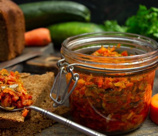 Кабачковая икра на зиму с кусочками овощей «Пальчики оближешь!»