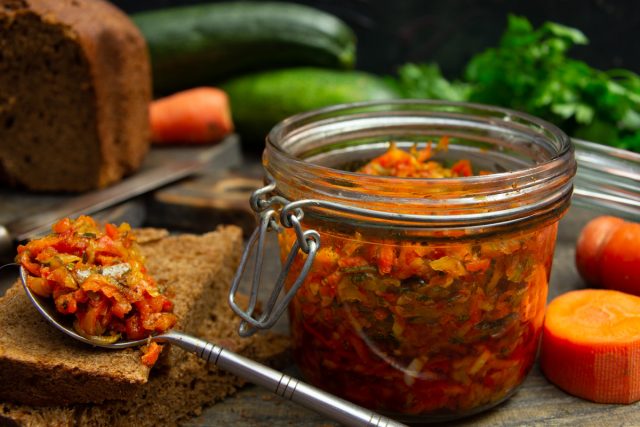 Кабачковая икра на зиму с кусочками овощей «Пальчики оближешь» Кабачковая икра на зиму с кусочками овощей «Пальчики оближешь»