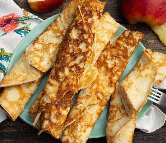 Нежные яблочные блины с маслом и сгущенкой - Рецепты Нежные яблочные блины с маслом и сгущенкой