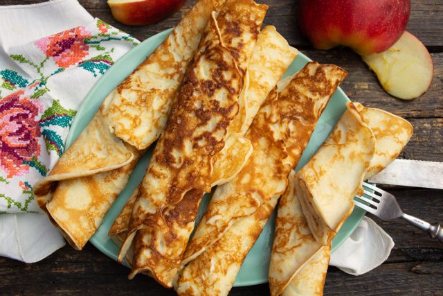 Нежные яблочные блины с маслом и сгущенкой