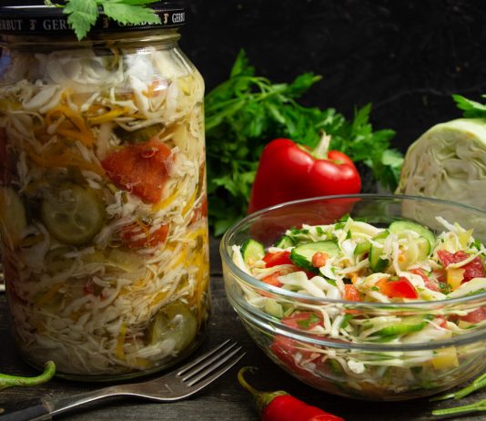 Овощной салат «Огород» с капустой, огурцами и помидорами на зиму - Рецепты Овощной салат «Огород» с капустой, огурцами и помидорами на зиму