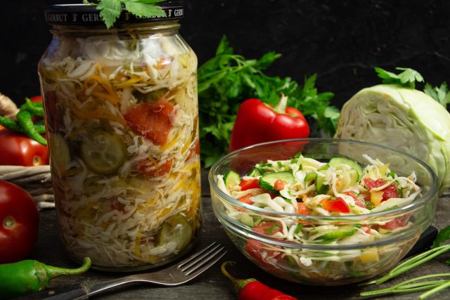 Овощной салат «Огород» с капустой, огурцами и помидорами на зиму