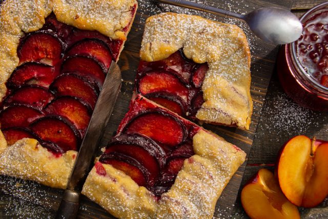 Простая галета со сливами