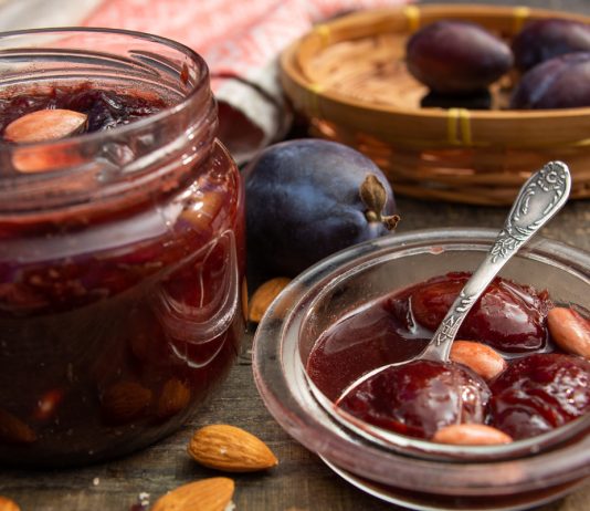 «Слива в шоколаде», или Варенье из слив с какао и миндалем