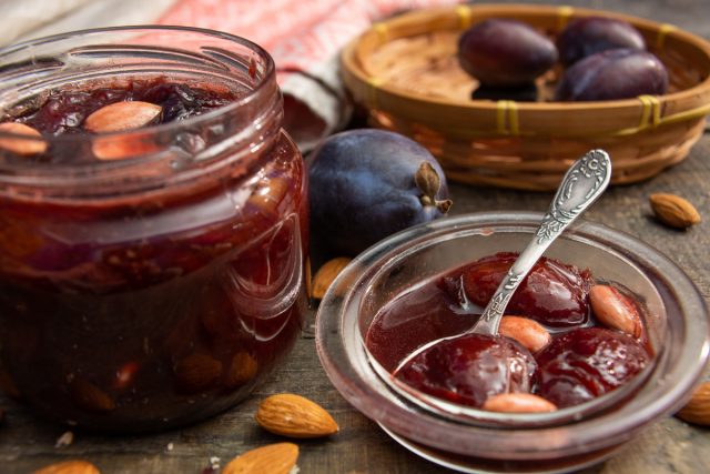 «Слива в шоколаде», или Варенье из слив с какао и миндалем