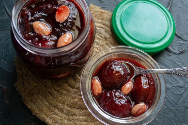 Варенье из слив с какао и миндалем готово