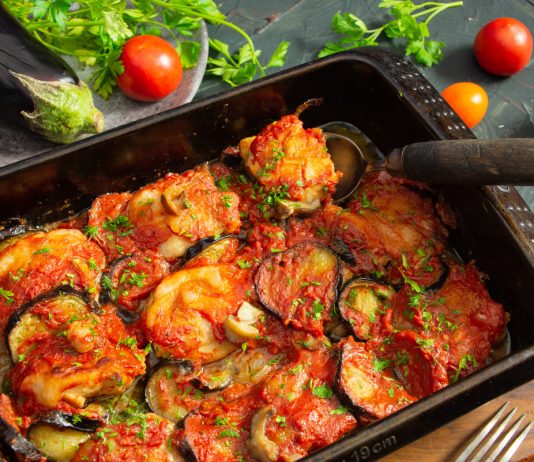 Сочная курица с баклажанами и помидорами в духовке - Основные блюда и гарниры Сочная курица с баклажанами и помидорами в духовке