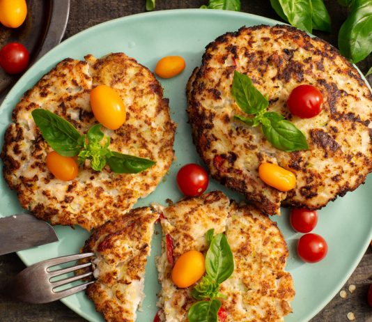 Сочные фриттеры из кабачков с курицей и сладким перцем