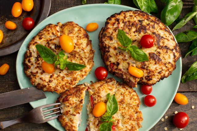 Сочные фриттеры из кабачков с курицей и сладким перцем Сочные фриттеры из кабачков с курицей и сладким перцем