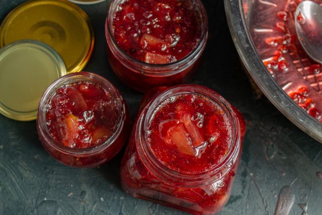 Варенье «Брусника с яблоками» с ванильным сахаром и корицей готово