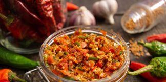 Острая аджика с чесноком и пажитником