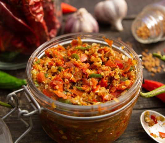 Острая аджика с чесноком и пажитником