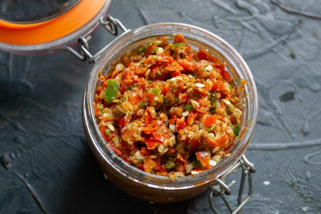 Острая аджика с чесноком и пажитником готова