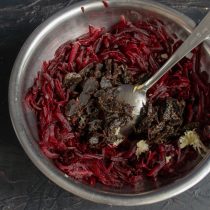 Нарезаем чернослив и добавляем в салат Нарезаем чернослив и добавляем в салат