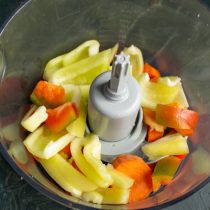 Нарезаем перец полосками, добавляем к моркови Нарезаем перец полосками, добавляем к моркови