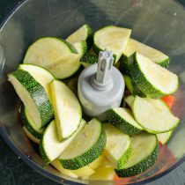 Добавляем к моркови и перцу кабачки, нарезанные толстыми ломтиками Добавляем к моркови и перцу кабачки, нарезанные толстыми ломтиками