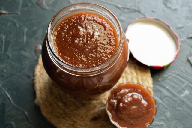 Вкусное шоколадное повидло из яблок готово
