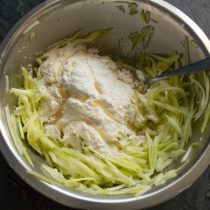 Насыпаем пшеничную муку и разрыхлитель теста