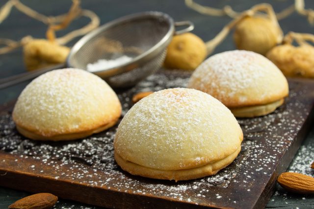 Арабское песочное печенье «Маамуль» с начинкой из орехов и сухофруктов