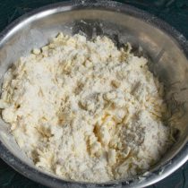 Перетираем масло с мукой до образования мелких крошек