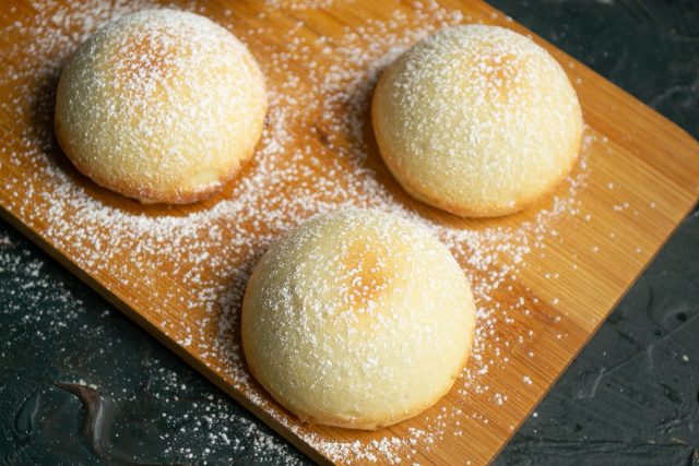 Арабское песочное печенье «Маамуль» с начинкой из орехов и сухофруктов готово
