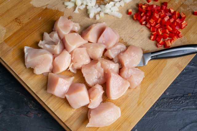 Нарезаем куриное филе, стручок сладкого перца и репчатый лук Нарезаем куриное филе, стручок сладкого перца и репчатый лук