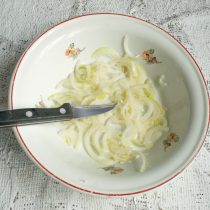 Режем луковицу тонкими полукольцами, поливаем розовым винным уксусом, слега перетираем