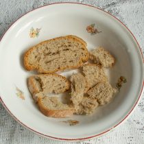Черствую чиабатту ломаем руками на крупные куски