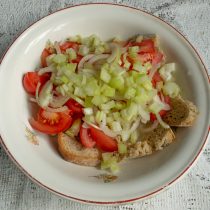 Добавляем сельдерей и чеснок