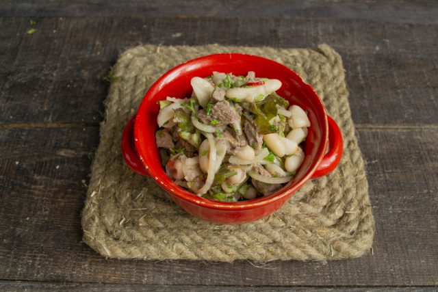 Полезный салат из говядины с фасолью и маринованным луком готов
