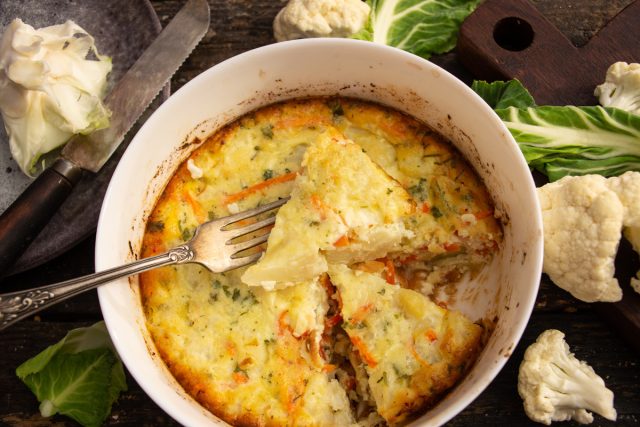 Простая запеканка из цветной капусты с творогом