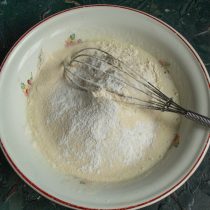 Смешиваем яйца с сахаром венчиком, добавляем муку, манную крупу и разрыхлитель теста