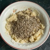 Перемешиваем муку со взбитыми яйцами, добавляем семена подсолнуха