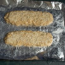 Посыпаем колбаски белым кунжутом