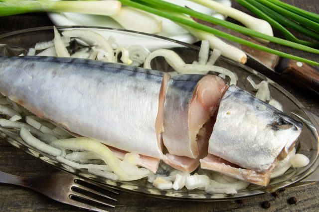 Солим скумбрию в пакете — невероятно вкусно!