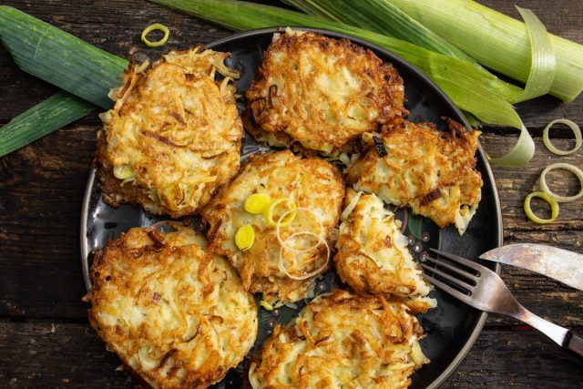 Вкусные деруны с луком на крупной тёрке